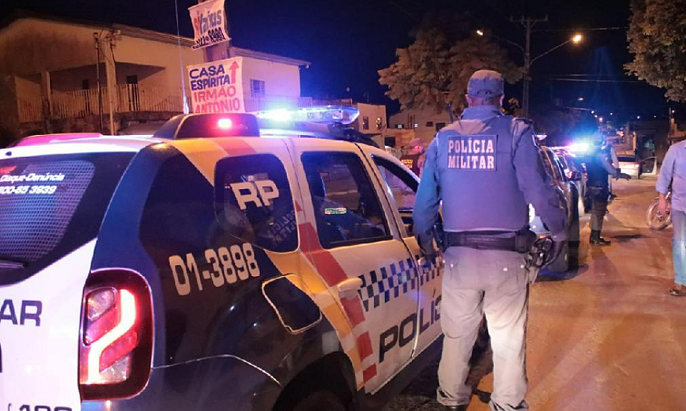 Homem é preso por desacato a policiais, resistência e ameaça