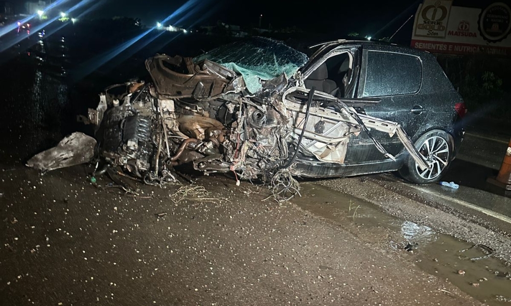 Motorista é arremessado de carro após colisão com caminhão na Rodovia dos Imigrantes