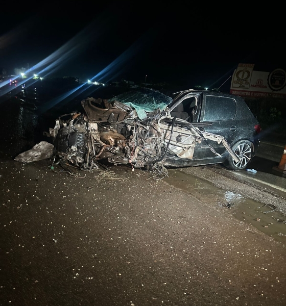 Motorista é arremessado de carro após colisão com caminhão na Rodovia dos Imigrantes