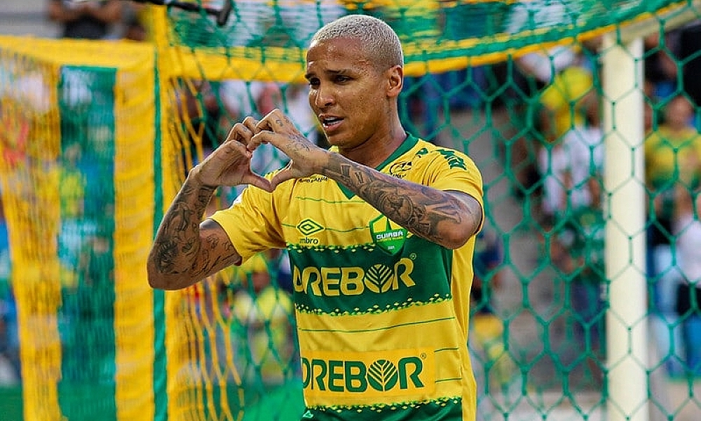 Presidente do Cuiabá volta atrás e reintegra Deyverson