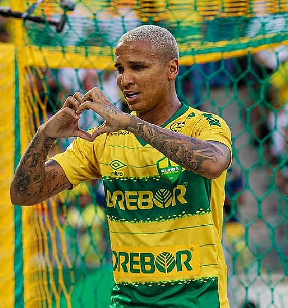 Presidente do Cuiabá volta atrás e reintegra Deyverson