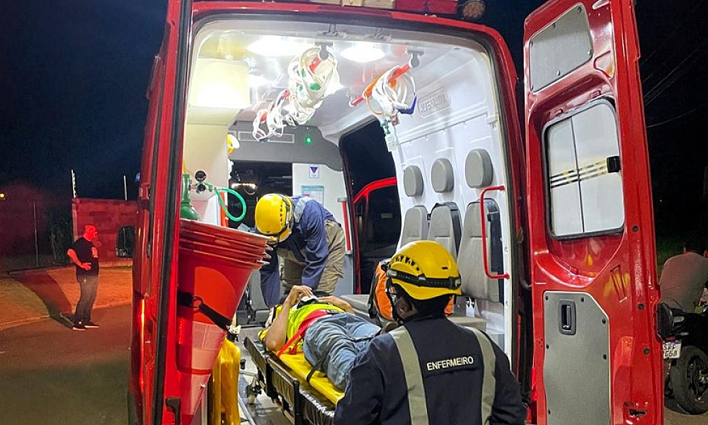 Bombeiros socorrem motociclista ferido após colisão com carro em Lucas do Rio Verde