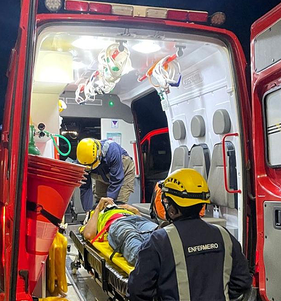 Bombeiros socorrem motociclista ferido após colisão com carro em Lucas do Rio Verde