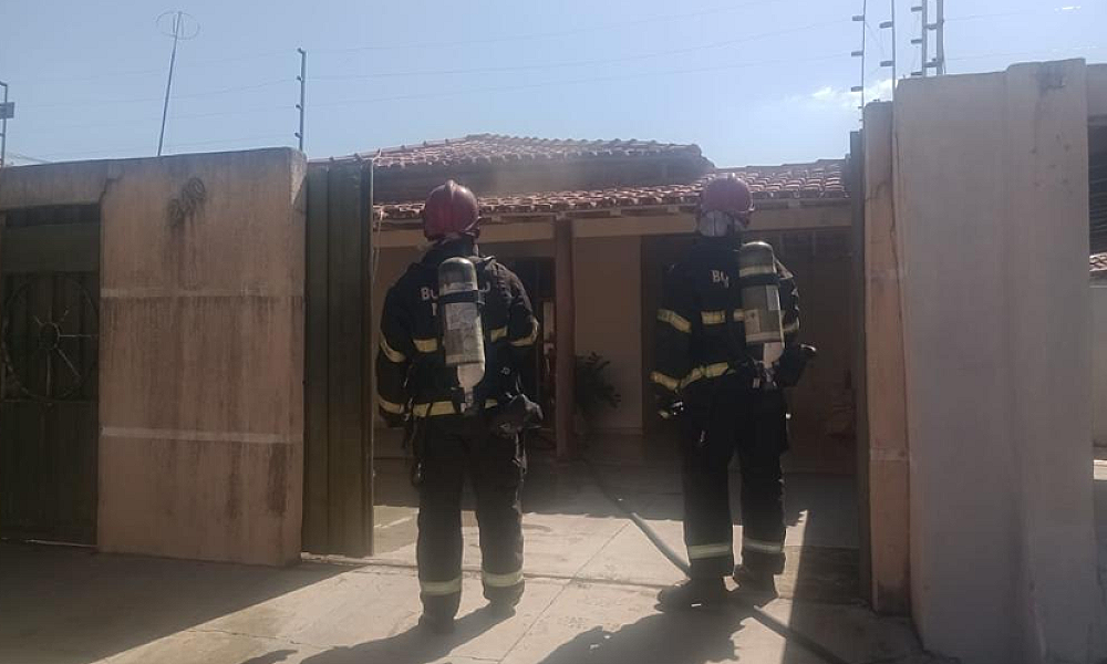 Bombeiros Militares combatem incêndio em residência em Rondonópolis