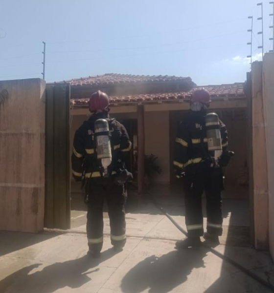 Bombeiros Militares combatem incêndio em residência em Rondonópolis