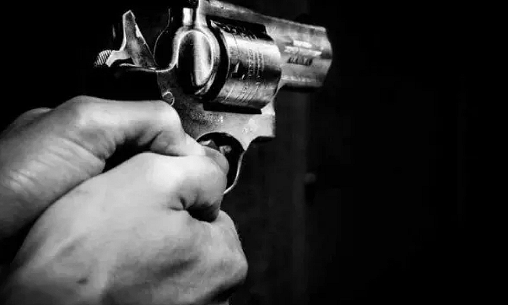 Dois jovens são baleados em frente à tabacaria em Pontes e Lacerda