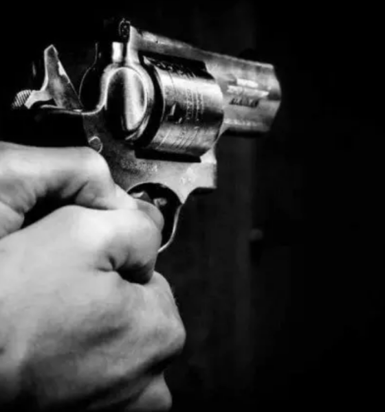 Dois jovens são baleados em frente à tabacaria em Pontes e Lacerda