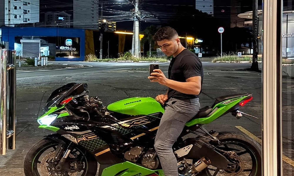 Jovem morre após colidir moto de alta cilindrada em poste na Av. Miguel Sutil