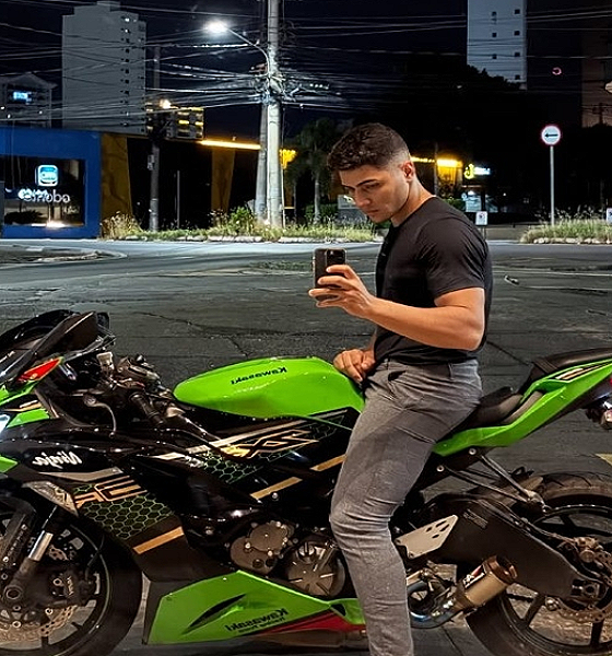 Jovem morre após colidir moto de alta cilindrada em poste na Av. Miguel Sutil