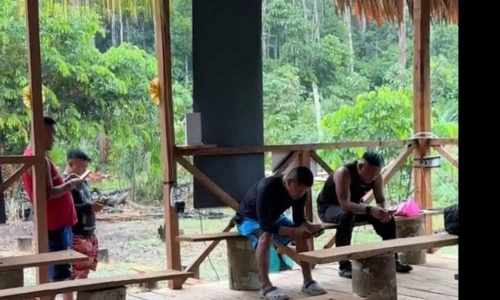 Internet chegou a tribos indígenas, índios passam o dia vendo pornografia e deixam de caçar