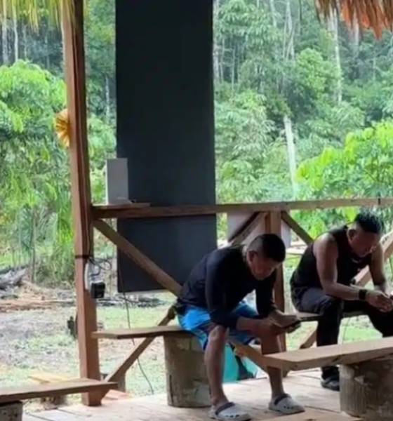 Internet chegou a tribos indígenas, índios passam o dia vendo pornografia e deixam de caçar