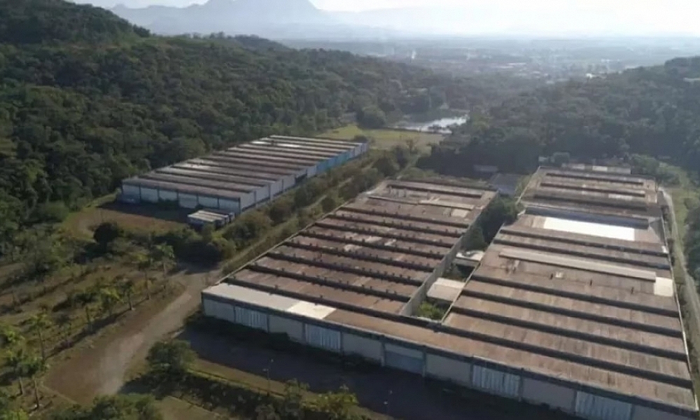 Enquanto empresas brasileiras sofrem, demitem e fecham as portas devido a altos tributos, chineses fazem a 