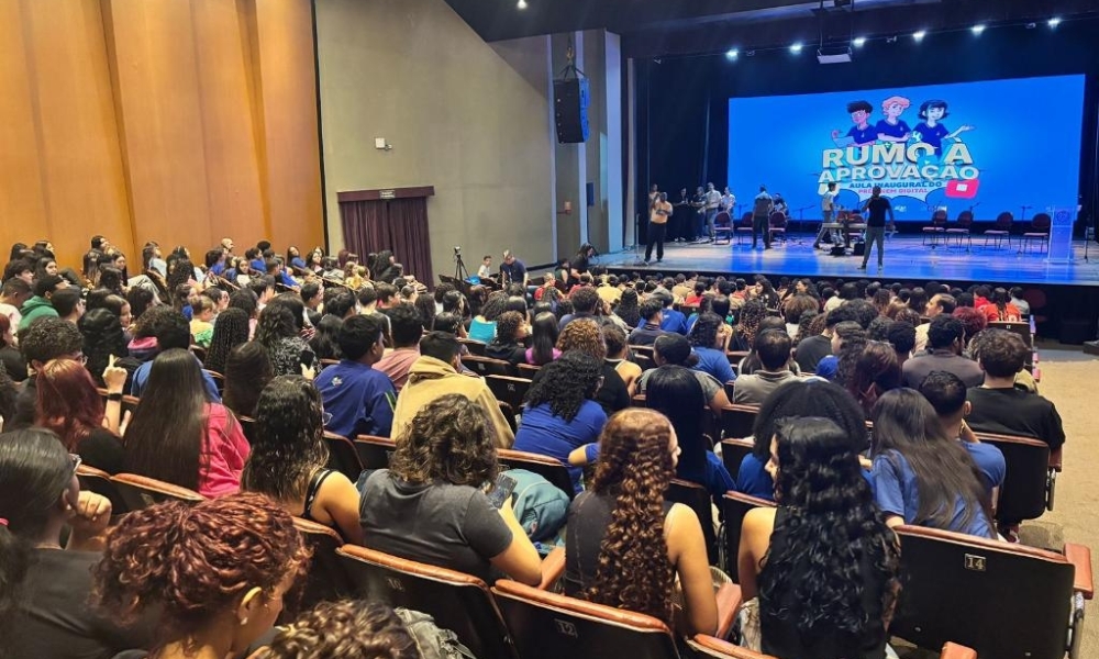 Aulão Inaugural do Pré-Enem Digit@l 2025 reúne 500 estudantes no teatro da UFMT