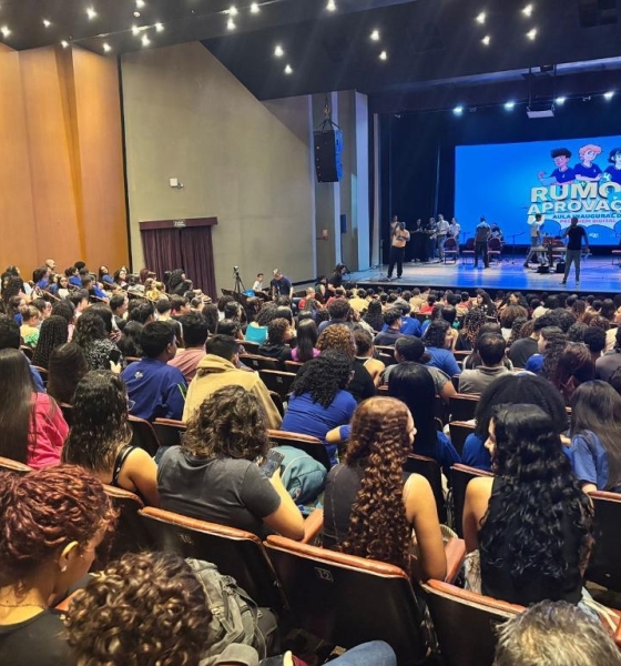 Aulão Inaugural do Pré-Enem Digit@l 2025 reúne 500 estudantes no teatro da UFMT