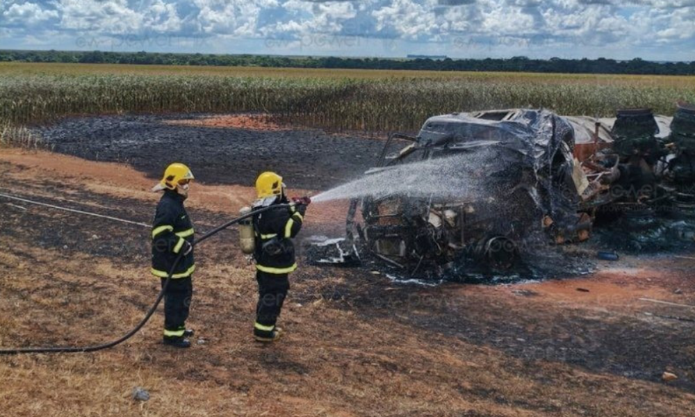 Motorista morre carbonizado após caminhão-tanque tombar e pegar fogo na MT-249
