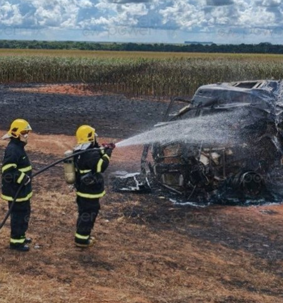 Motorista morre carbonizado após caminhão-tanque tombar e pegar fogo na MT-249