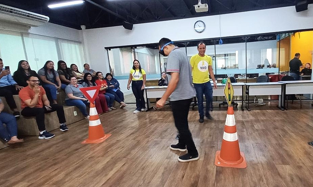Detran realiza ação educativa em rede de postos de combustível como parte da campanha Maio Amarelo