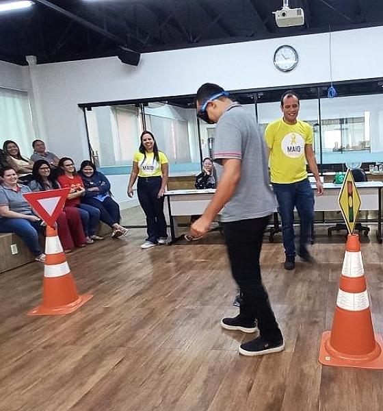 Detran realiza ação educativa em rede de postos de combustível como parte da campanha Maio Amarelo