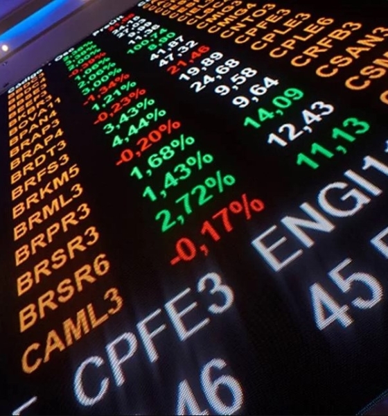 Bolsa sobe e dólar cai, em dia agitado com IPCA e ata do Fed