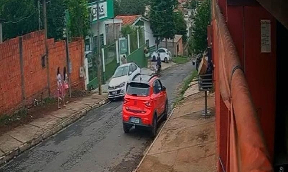  Motorista de carro vermelho é flagrado assediando meninas em Cuiabá