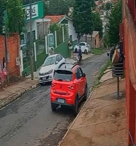  Motorista de carro vermelho é flagrado assediando meninas em Cuiabá