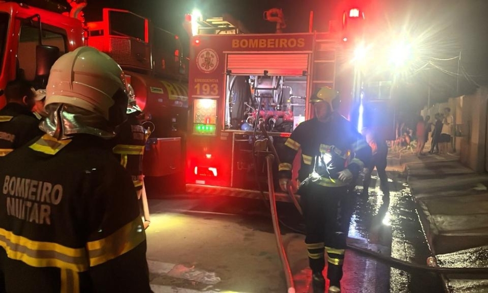 Corpo de Bombeiros combate incêndio em residência em Várzea Grande 