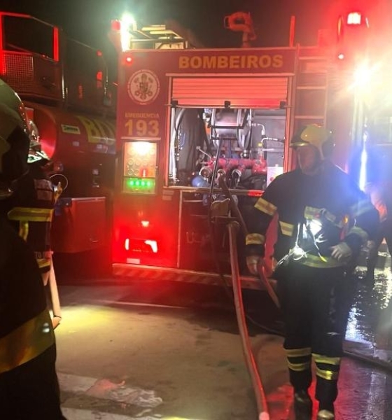 Corpo de Bombeiros combate incêndio em residência em Várzea Grande 