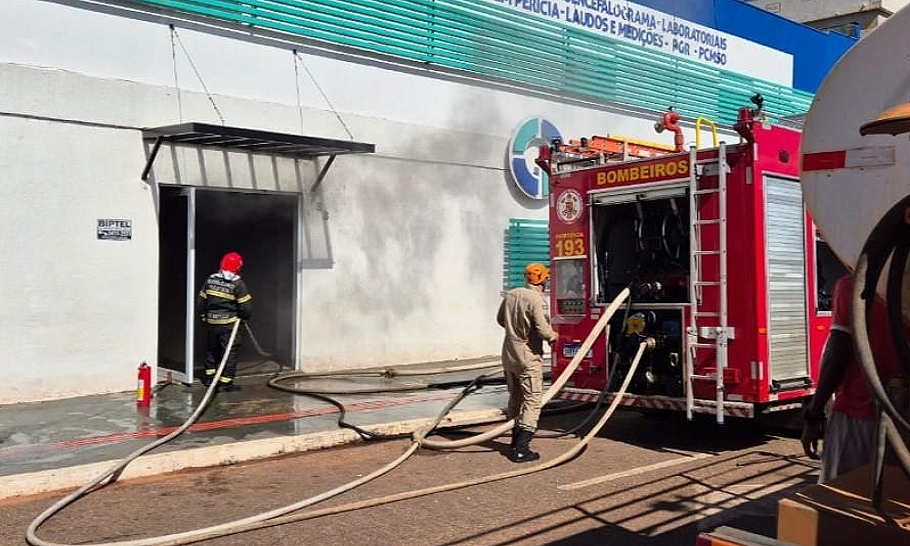 Bombeiros combatem incêndio em sala de raios-x de clínica em Rondonópolis
