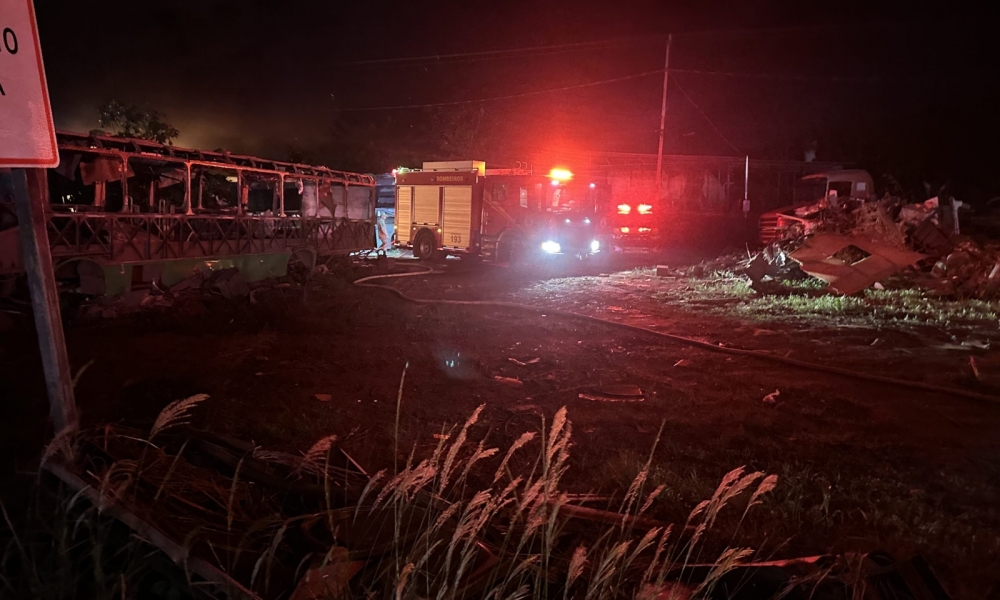 Incêndio atinge ferro-velho em Várzea Grande e moradores suspeitam de ação criminosa