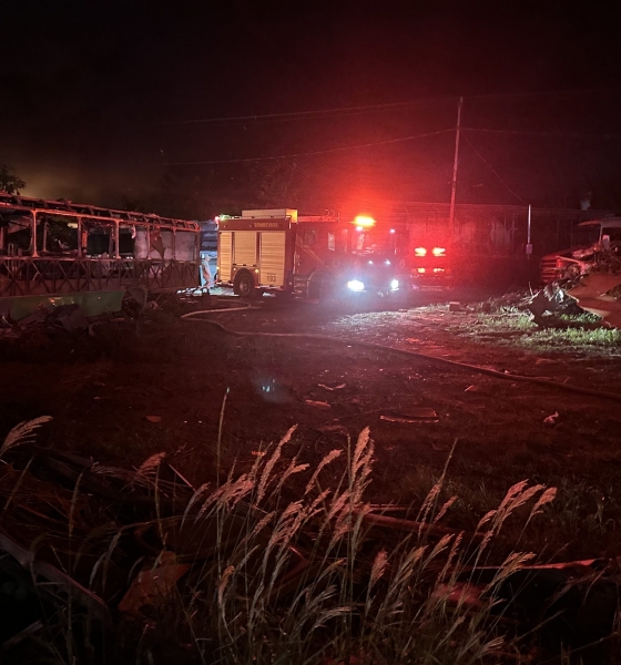 Incêndio atinge ferro-velho em Várzea Grande e moradores suspeitam de ação criminosa
