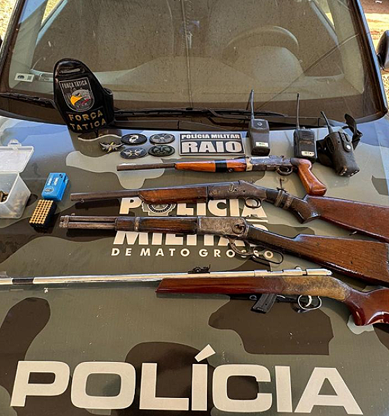 Homem é preso com armas e rádios comunicadores escondidos em poço em Rondonópolis