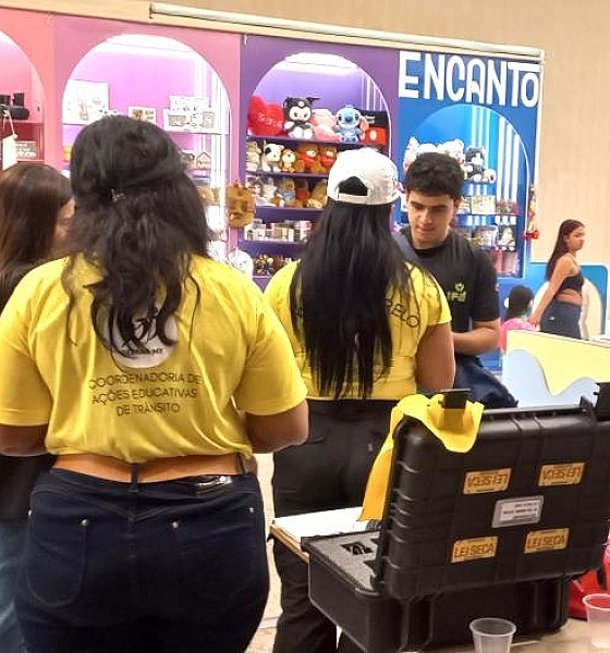 Detran realiza ação educativa de trânsito no Pantanal Shopping