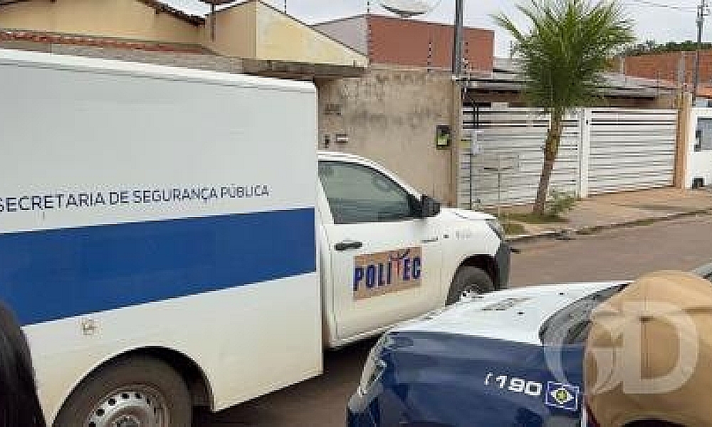 Homem é encontrado morto com marcas de tiro em casa