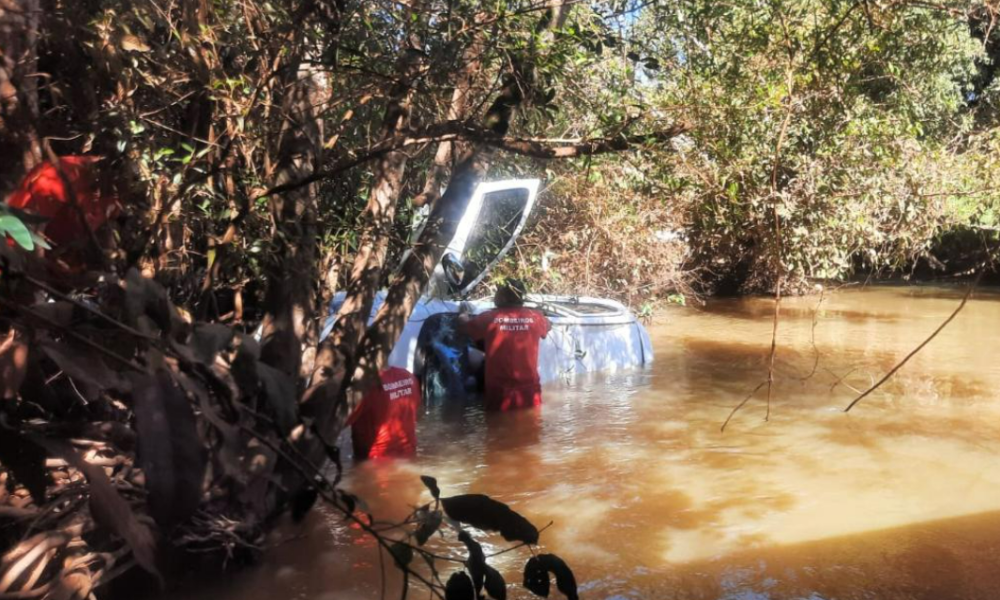 Carro cai de ponte e duas pessoas morrem na MT-241, em Denise