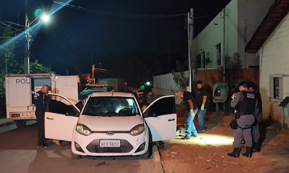 Homem é morto a tiros dentro de carro em bairro de Cuiabá