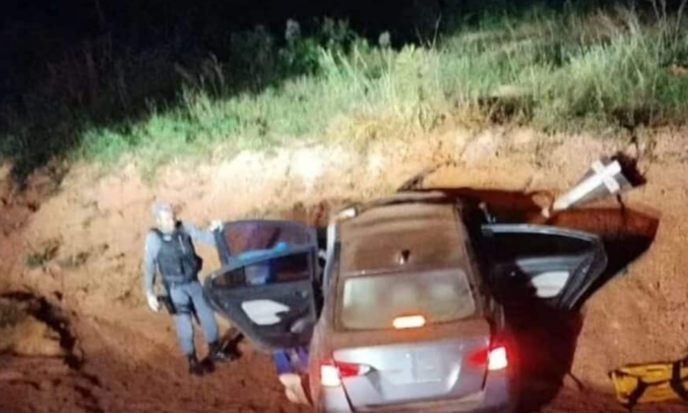 Homem morre e três pessoas ficam feridas após carro bater em barranco