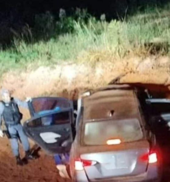 Homem morre e três pessoas ficam feridas após carro bater em barranco