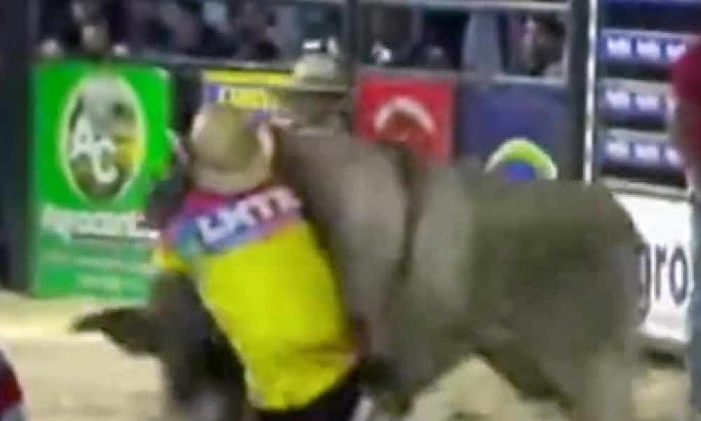 Salva-vidas é socorrido após levar coice de touro durante rodeio no Nortão