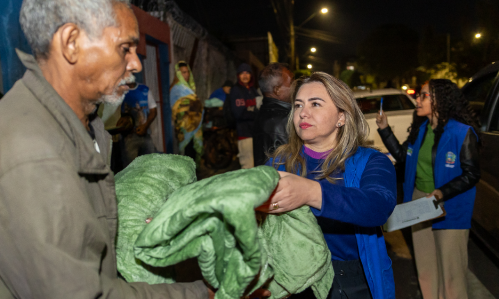 Secretaria de Assistência Social de Rondonópolis entrega cobertores a pessoas em situação de rua