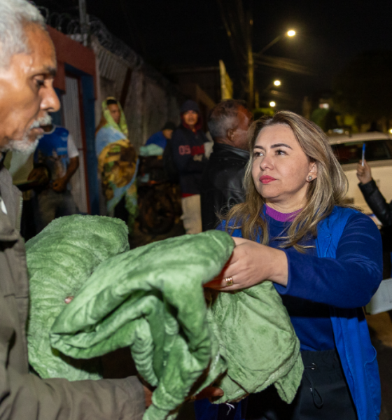 Secretaria de Assistência Social de Rondonópolis entrega cobertores a pessoas em situação de rua