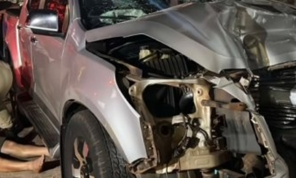 Caminhonete destrói muros de casas após acidente no centro de Rondonópolis