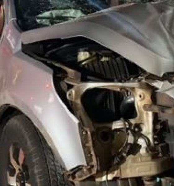 Caminhonete destrói muros de casas após acidente no centro de Rondonópolis