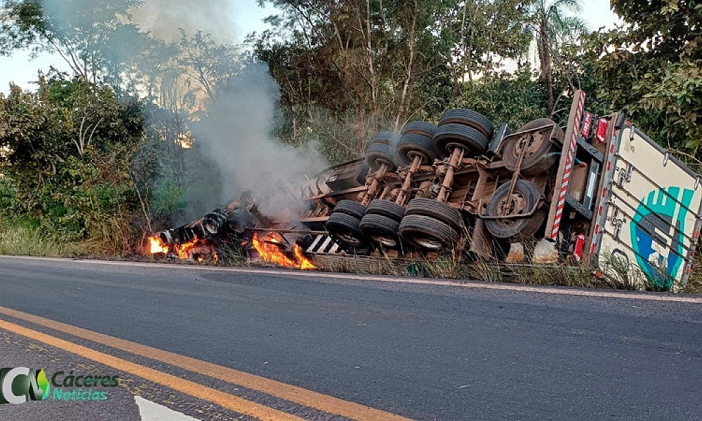 Carreta tomba e pega fogo na BR-174, em Cáceres; duas pessoas ficam feridas