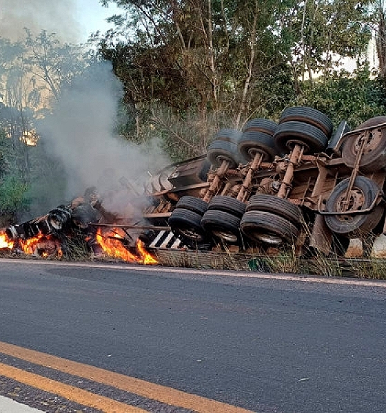 Carreta tomba e pega fogo na BR-174, em Cáceres; duas pessoas ficam feridas