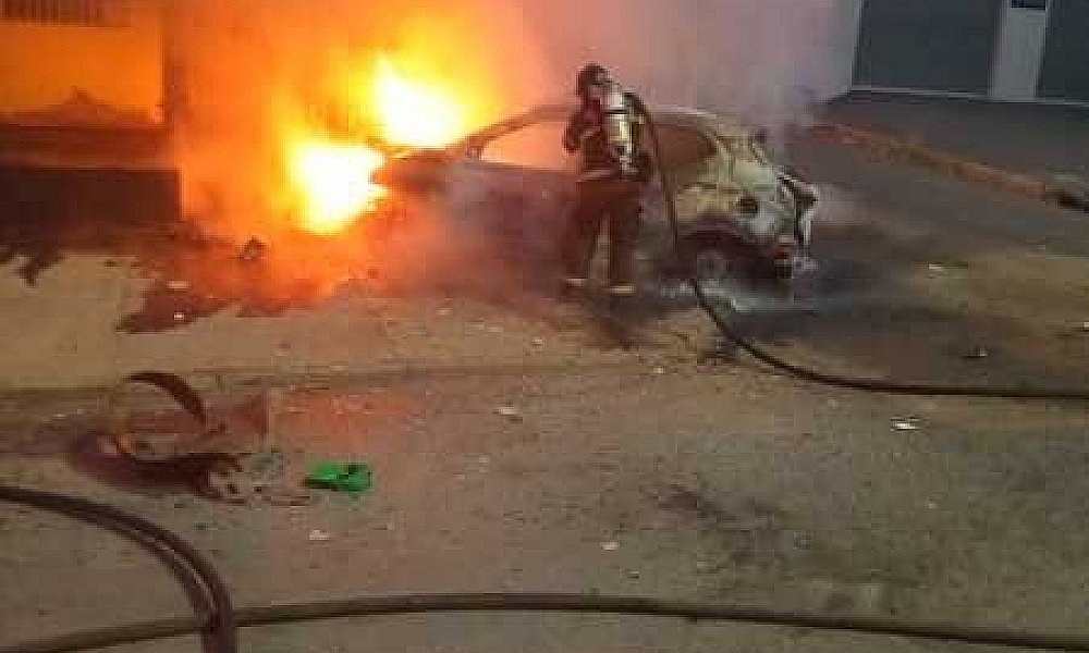 Grupo incendeia carro na Rodovia Emanuel Pinheiro, em Cuiabá