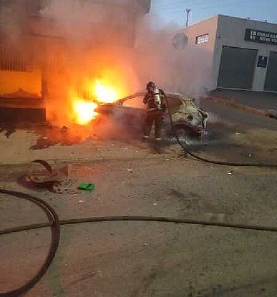 Grupo incendeia carro na Rodovia Emanuel Pinheiro, em Cuiabá