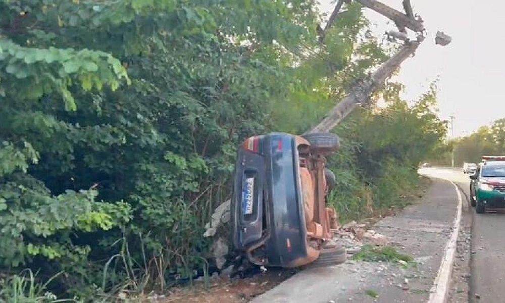 Acidente em Várzea Grande deixa três feridos após carro bater em poste