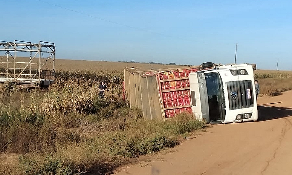 Caminhão carregado de frangos tomba em estrada vicinal entre Lucas do Rio Verde e Ipiranga do Norte