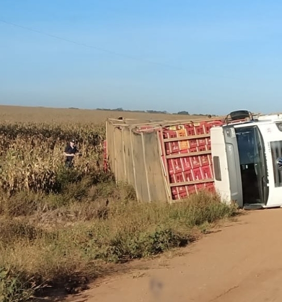 Caminhão carregado de frangos tomba em estrada vicinal entre Lucas do Rio Verde e Ipiranga do Norte