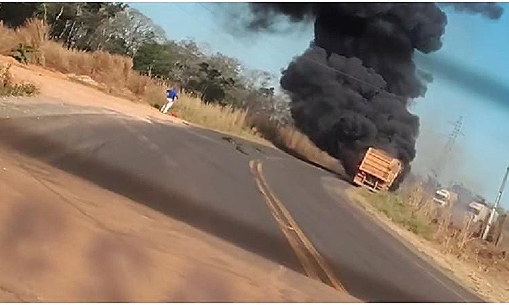Carreta pega fogo na MT-249, em Nova Mutum